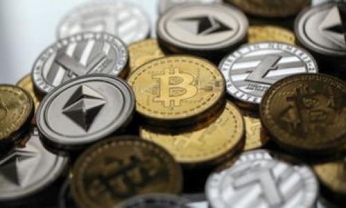 baioti比特币冷钱包能否接收资金：全面解析与使用指南/baioti
比特币冷钱包, 冷钱包, 加密货币, 钱包接收/guanjianci

什么是比特币冷钱包？
比特币冷钱包是一种存储加密货币的方式，旨在提供更高的安全性。与热钱包（如在线钱包或手机应用）不同，冷钱包并不连接互联网，因此不容易受到黑客攻击。它的本质是存储私钥（用于授权比特币交易的密钥）在没有网络连接的设备上。常见的冷钱包有硬件钱包（如Ledger Nano、Trezor等）和纸钱包。

冷钱包如何工作？
比特币冷钱包的工作原理相对简单。用户生成一个比特币地址和相应的私钥，私钥被安全存储在离线设备上。为了接收比特币，用户只需向发送方提供其公钥（或比特币地址）。这样，发送方就可以将比特币发送到该地址，而冷钱包则在后台存储相关数据，确保其私钥不会暴露在网络上。

冷钱包能否接收资金？
冷钱包可以接收比特币。接收过程的关键在于用户（冷钱包的所有者）是否提供了正确的比特币地址。用户只需将其比特币地址发送给其他人，他们就可以通过网络向该地址发送比特币。接收交易与发送交易不同，发送交易需要用到私钥，而接收只需要公钥，因此冷钱包收取资金并不会影响其安全性。

接收比特币的步骤
接收比特币的具体步骤相对简单：
ol
  li获取你的比特币地址：在冷钱包的界面（例如硬件钱包的软件或生成纸钱包时）中找到你的比特币地址。/li
  li将地址发送给对方：可以通过邮件、社交媒体或其他方式发送给打算发送比特币的人。/li
  li确认资金发送：发送方完成交易后，资金将在区块链上被确认。你可以使用区块浏览器查看你的地址，确认比特币是否已发送并被正确接收。/li
/ol

冷钱包与热钱包的优缺点
冷钱包的最大优点在于其安全性，其私钥不与互联网连接，几乎不可能被黑客攻击。而热钱包虽然使用方便、交易速度快，但由于连接网络存在较高风险，安全性相对较低。选择使用冷钱包或热钱包，取决于用户的需求和对安全的重视程度。

冷钱包的安全措施
即使冷钱包本身很安全，用户仍需采取一些额外的安全措施来保护自己。例如，私钥应妥善保存，并避免在不安全的地方打印或存储。另一个建议是创建备份的恢复种子短语，以便在设备丢失或损坏时恢复资产。

如何查看再次确认收到的比特币？
用户可以通过区块链浏览器（如Blockchain.com或Blockchair.com）查看地址的交易记录，只需在搜索栏中输入自己的比特币地址，就能清晰看到该地址的所有入账和出账记录，从而确认自己是否收到了比特币。

总结
比特币冷钱包不仅能够接收比特币，而且由于其冷存储的特性，确保了资金的安全性。而了解接收过程和相关细节，可以帮助用户更好地使用冷钱包，保障资产安全。

### 相关问题
1. 冷钱包和热钱包有什么区别？
2. 如何选择适合的冷钱包？
3. 如何确保冷钱包的安全性？
4. 比特币交易的确认时间是多久？
5. 如何恢复冷钱包的资金？
6. 比特币的价值如何变化，影响因素有哪些？

接下来我将针对上述问题进行详细探讨。